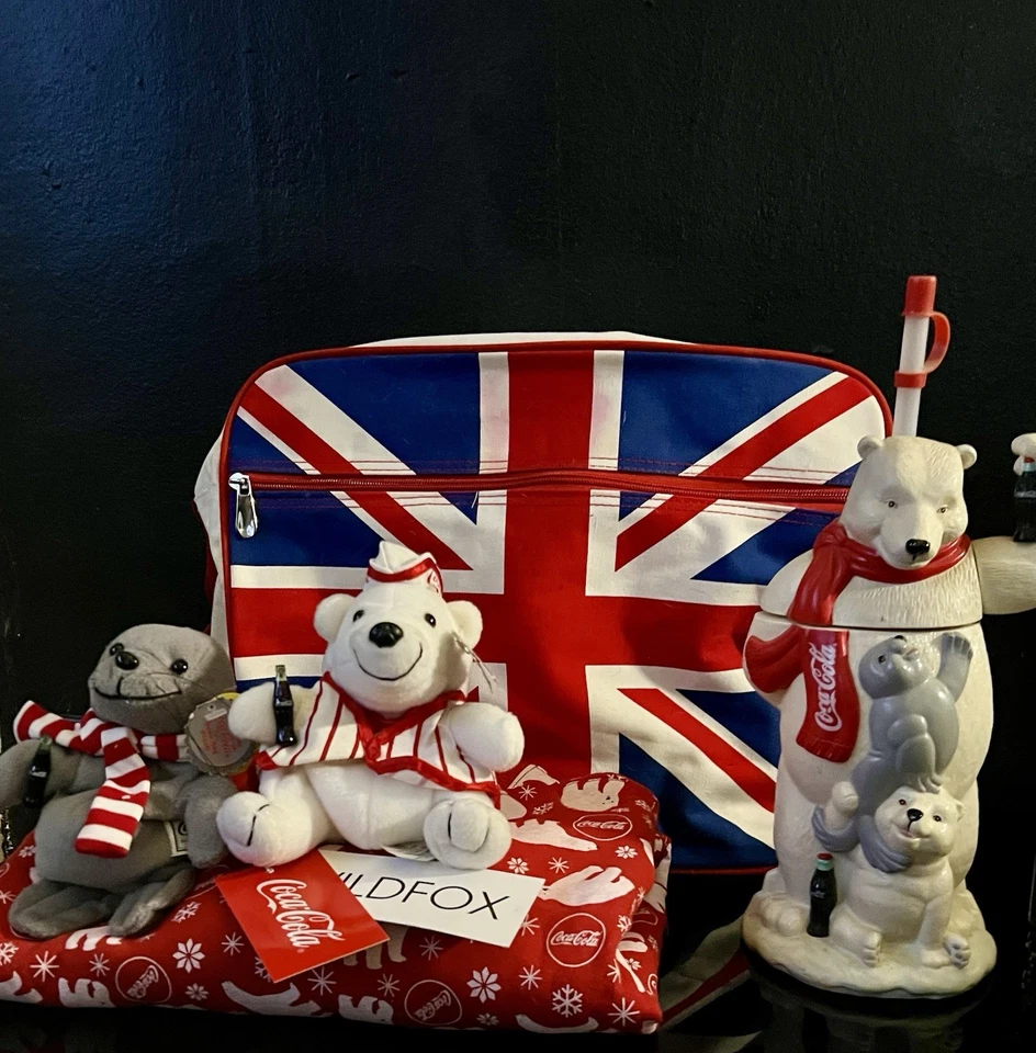 Sm Wildfox x Coca-Cola Crewneck, London Coke Bolsa de Lona, Copo de Urso e 2 Pelúcias - Imagem 1 de 4