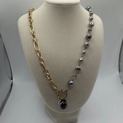 Collar con palanca en tono dorado con perlas grises de imitación Foto 1 de 4