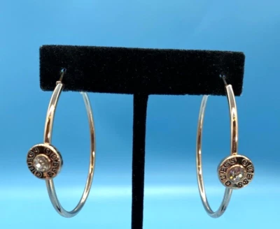 Pendientes de aro grandes firmados por GUESS en tono oro rosa de 2,25" con poste redondo piedras transparentes Foto 1 de 4
