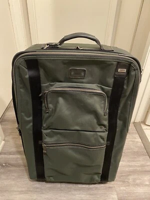 Tumi verde oliva con borde naranja 2 ruedas usado rodante llevar por favor revisa las fotos Foto 1 de 4