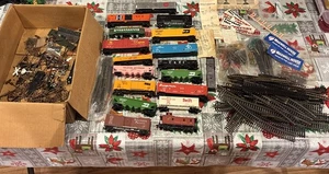 Gran Lote de 17 Coches de Carga Escala HO, Carrocerías, Pila de Pista, Atrezzo, Anuncios, Papeles - Imagen 1 de 21