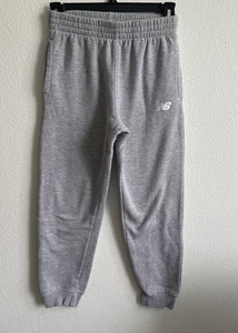Pantalones deportivos New Balance grises con puños de lana con logotipo deportivo talla grande para jóvenes - Imagen 1 de 8