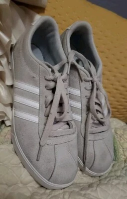 Tenis Adidas Talla 7.5 NEO Courtset Gris y Blanco Gamuza Cuero Foto 1 de 4