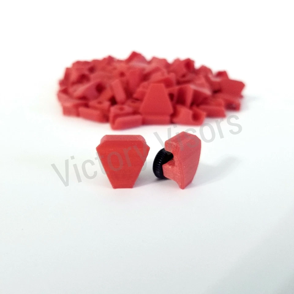 Mini clips para visera de fútbol americano a granel tan bajo como $1,50 por clip. Mini clips de visera UA rojos Foto 1 de 1