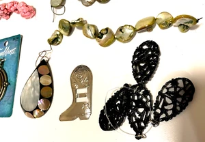 Surtido de suministros para hacer joyas: piedras, bolsa de cuentas, colgantes, otras piezas - Imagen 1 de 17