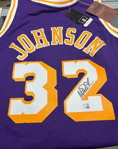 CAMISETA FIRMADA POR MAGIC JOHNSON FANÁTICOS AUTÉNTICA CERTIFICADO DE AUTENTICIDAD JSA AUTO LAKERS - Imagen 1 de 4