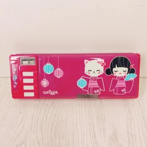 Smiggle Pop Out Federmäppchen rosa japanische Dame und Katze im Kimono Anspitzer - Bild 1 von 13