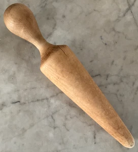 Trituradora de alimentos vintage de madera con cono de mazo - Imagen 1 de 5