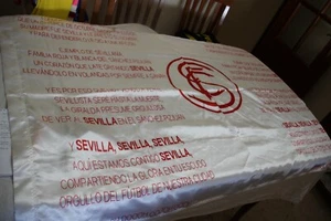 BANDERA OFICIAL DEL SEVILLA FC DEL CENTENARIO CON LETRA DEL HIMNO - Imagen 1 de 1