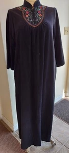 Vanity Fair Damen Velours Morgenmantel 1/2 Reißverschluss bestickt schwarz Vintage USA Größe M neu aus altem Lagerbestand - Bild 1 von 7