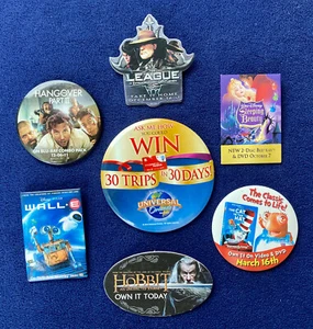 Lote de 7 Pinbacks / DVD-Promoción / Pared.E/Resaca/Hobbit/Gato con sombrero/Bella Durmiente - Imagen 1 de 10