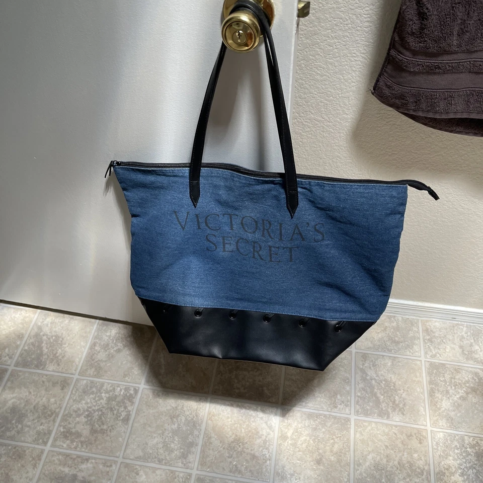 BOLSO DE MANO VICTORIA'S SECRET CARRY ALL DENIM/PIEL SINTÉTICA CON CREMALLERA SUPERIOR 2018 XL.  Amplio Foto 1 de 1