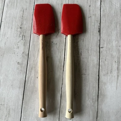 JUEGO DE 2 ESPÁTULAS ROJAS LE CREUSET SEMINUEVAS CON MANGO DE MADERA Foto 1 de 4