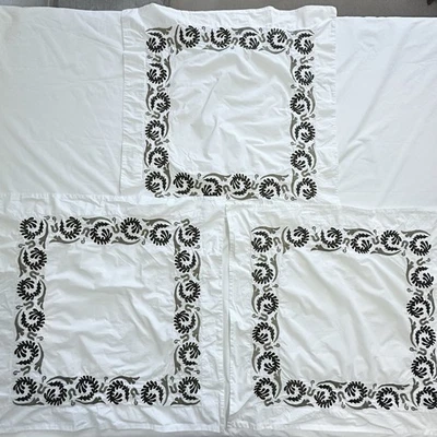 Funda de almohada Williams Sonoma SIMONE bordada EURO blanca falsa con VERDE OLIVA Foto 1 de 4