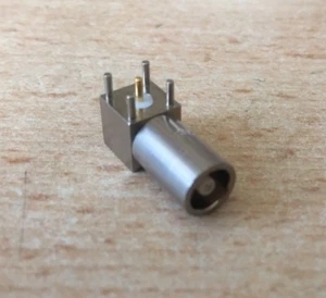 Connettore coassiale angolo retto PCB 1,4 GHz 50 ohm foro passante Z2442 - Foto 1 di 6