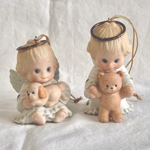 2 Vintage Enesco Ruth Morehead Holly Babes Engel Teddybär & Welpe Ornament 1986 - Bild 1 von 13