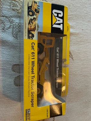 2000 NORSCOTT CAT DIECAST 1:64 611 WHEEL TRACTOR SCRAPER MODEL - Image 1 of 4