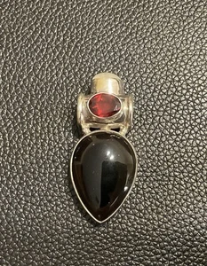 SAJEN STERLING SILVER ONYX & GARNET PENDANT 1 3/4 “ Wear on Cord or Chain - Bild 1 von 3