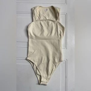 Body acanalado con cuello cuadrado acanalado crema OQQ para mujer‎ talla mediana - Imagen 1 de 4