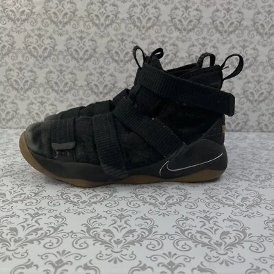 耐克 Lebron Soldier XI 黑色篮球鞋 918369-007 青少年 5 码运动款 — 第 1/4 张图片