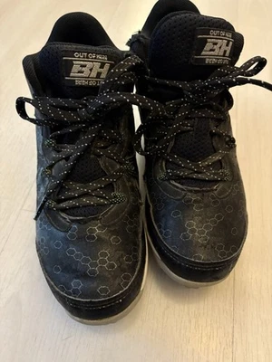 Under Armour Size 2 Boys Youth Cleats For Sports Pre Owned - Image 1 of 4