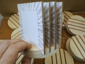 Soporte redondo de madera de pino soportes hechos a mano 4 piezas mesa de comedor artesanal arte  - Imagen 1 de 3