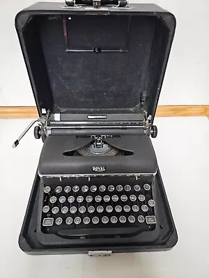 Antique Royal Quiet Deluxe Typewriter With Case Tested • 168.62$