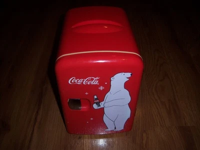 NEAT Coca Cola Oso Polar Rojo Retro Nevera Personal Tiene Capacidad 6-12 OZ Latas Koolatron Foto 1 de 4