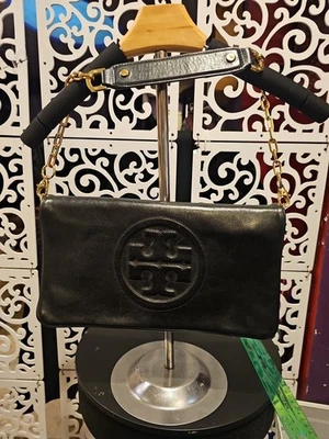 Bolsa de couro Tory Burch com zíper preta com correntes douradas - Imagem 1 de 4