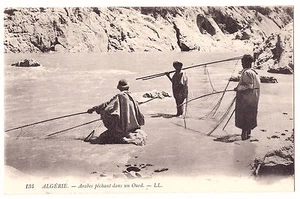 CPA ALGERIEN - ARABER FISCHEN IM WUED - FISCHER FISHING - Bild 1 von 1