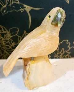 Vintage orange geschnitzte Onyx Stein Papagei Statue Figur auf Ständer 4,75" hoch. - Bild 1 von 4