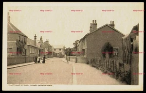 EASTHAMPSTEAD ROAD WOKINGHAM Old Postcard Figures - Picture 1 of 2