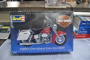 Revell Harley-Davidson Electra Glide Modellbausatz im Maßstab 1:8 - Bild 1 von 11