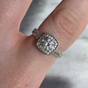 CZ Halo Cluster Shoulder Accent Ring 9ct 375 White Gold - Size N - Picture 1 of 9
