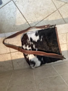 Chloe und Lex Umhängetasche Leder mit Haaren auf Rindsleder Akzent - Bild 1 von 5