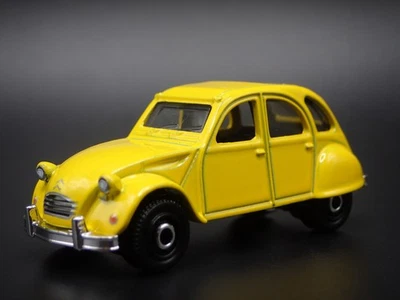 1948-1990 Citroen 2CV Giallo 1:64 Scala da Collezione Diorama Modellino Auto - Immagine 1 di 4