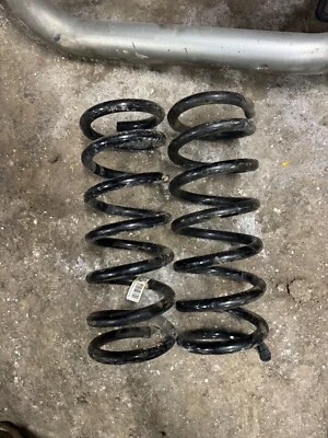 Dodge Ram 2500 2014-2023 Juego de 2 muelles helicoidales delanteros izquierdo y derecho Foto 1 de 4