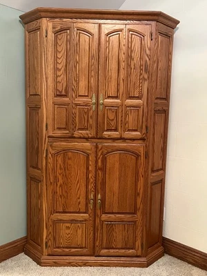 Mueble esquinero de almacenamiento/TV de roble Foto 1 de 4