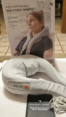 Massageador de pescoço Sharper Image RealTouch shiatsu novo na embalagem força compacta - Imagem 1 de 4