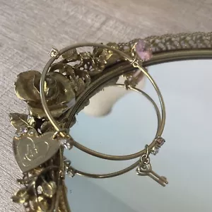 Brazalete dije tono dorado de Victoria Secret - Imagen 1 de 12