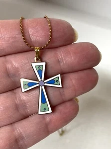 Emaille Kreuz Anhänger Halskette weiß/grün/blau Emaille Farben - 15" Kette - Bild 1 von 4
