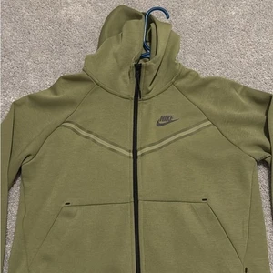 Chaqueta de rendimiento para mujer Nike Tech verde oliva, logotipo Nike - Imagen 1 de 5