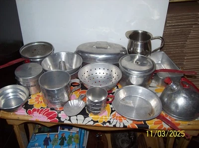 15 PIECES VINTAGE CHILD'S CHILDREN'S ALUMINUM METAL COOKING BAKING POTS PANS - Image 1 of 4