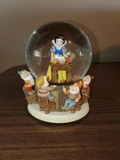Snow White and Seven Dwarves Snow Globe