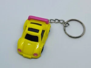 Llavero coche plástico colorido vintage amarillo brillante y rosa intenso años 80 o 90 er - Imagen 1 de 6