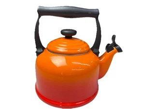 Le Creuset Bollitore Acqua Calda Acciaio Smaltato Arancio Rosso 2,2 Qt Fischietto 4c - Foto 1 di 10