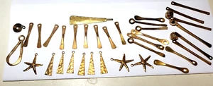 35 RARO assortimento di ciondoli e collegamenti in ottone placcati oro e raccordi martellati-VTG - Foto 1 di 7