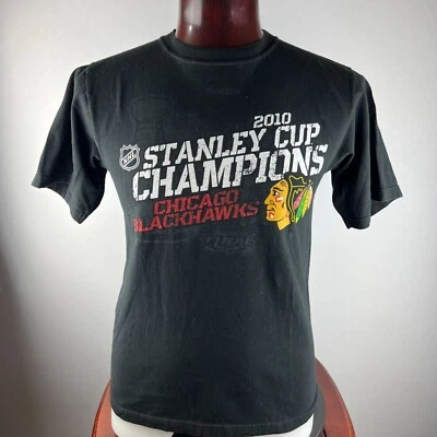 Camiseta mediana Chicago Blackhawks 2010 Stanley Cup Champs Foto 1 de 4