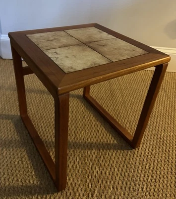 Mesa auxiliar danesa moderna de teca cuadrada años 60 - 16,5" H - Dinamarca Foto 1 de 4