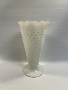 Jarrón grande vintage blanco de vidrio leche Hobnail con patas altas 9,5" de alto - Imagen 1 de 6